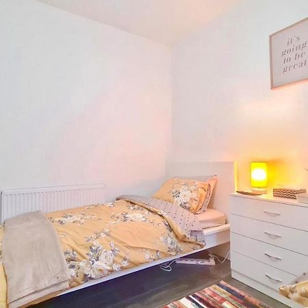 Deluxe Private Room In Manor Park Londen Buitenkant foto